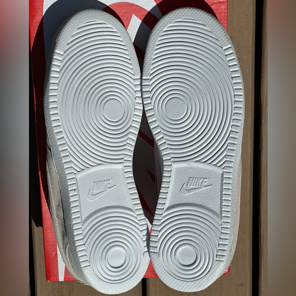 NEW Nike Womens Nubuck Court Vision Low Casual Sneaker - 9.5 - Picture 8 of 9